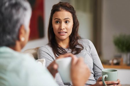 Zwei Frauen unterhalten sich